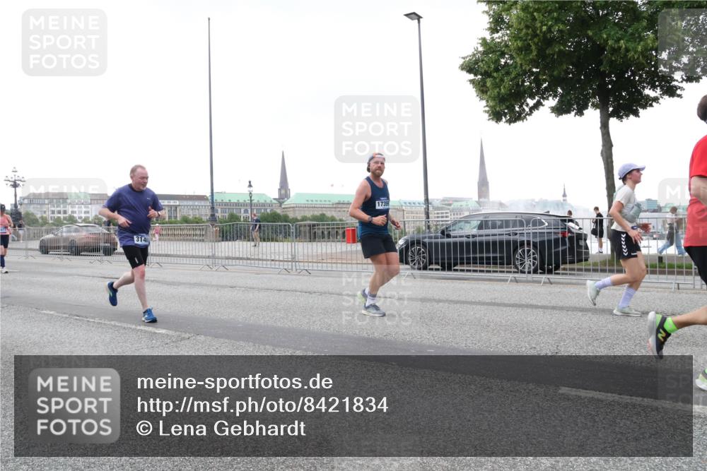 29.06.2025 - hella hamburg halbmarathon Lena Gebhardt http://msf.ph/oto/8421834 29.06.2025 10:52:41 Lombardsbrücke 1369, 1826, 2146, 2362, 2420, 2528, 2701, 2983, 2988, 3140, 3227, 3645, 3787, 4591, 4729, 4815, 5262, 5360, 6386, 6403, 6404, 6406, 6671, 7032, 7511, 7690, 7691, 7735, 7737, 7812, 8641, 9068, 9070, 9103, 9368, 9545, 9731, 10055, 10080, 10296, 10392, 10417, 10568, 10600, 10634, 10879, 10884, 10928, 10981, 11084, 11297, 11736, 11899, 11919, 11974, 12127, 12128, 12546, 12558, 12994, 14009, 14765, 14807 meine-sportfotos.de