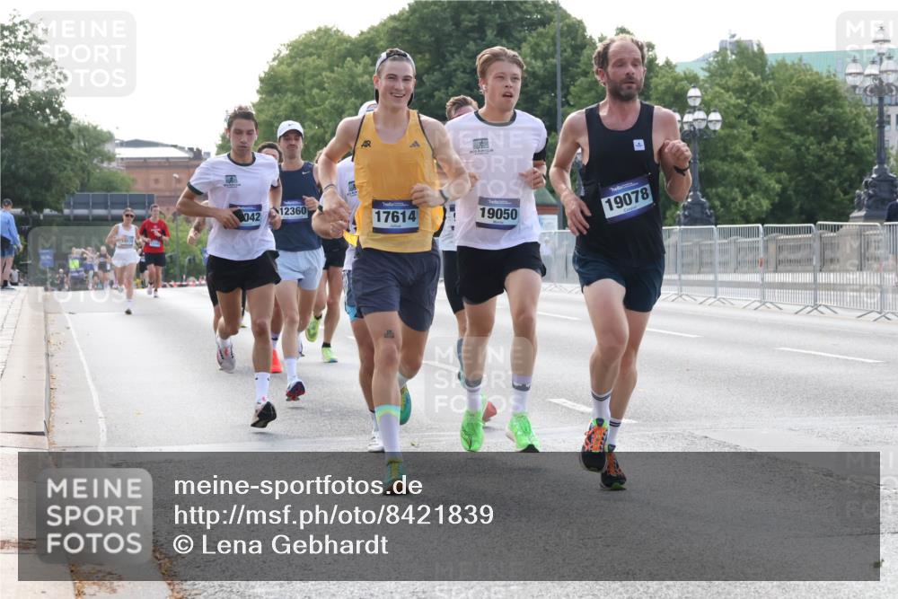 29.06.2025 - hella hamburg halbmarathon Lena Gebhardt http://msf.ph/oto/8421839 29.06.2025 09:42:34 Lombardsbrücke 12360, 942, 17614, 19050, 19078, 2604, 2618, 5612, 7331, 7855, 9269, 10468, 10485, 11078, 11228, 12360, 13872, 13913, 14113, 14753, 14836, 15253, 16615, 17003, 17614, 18569, 18740, 19041, 19042, 19050, 19076, 19078 meine-sportfotos.de