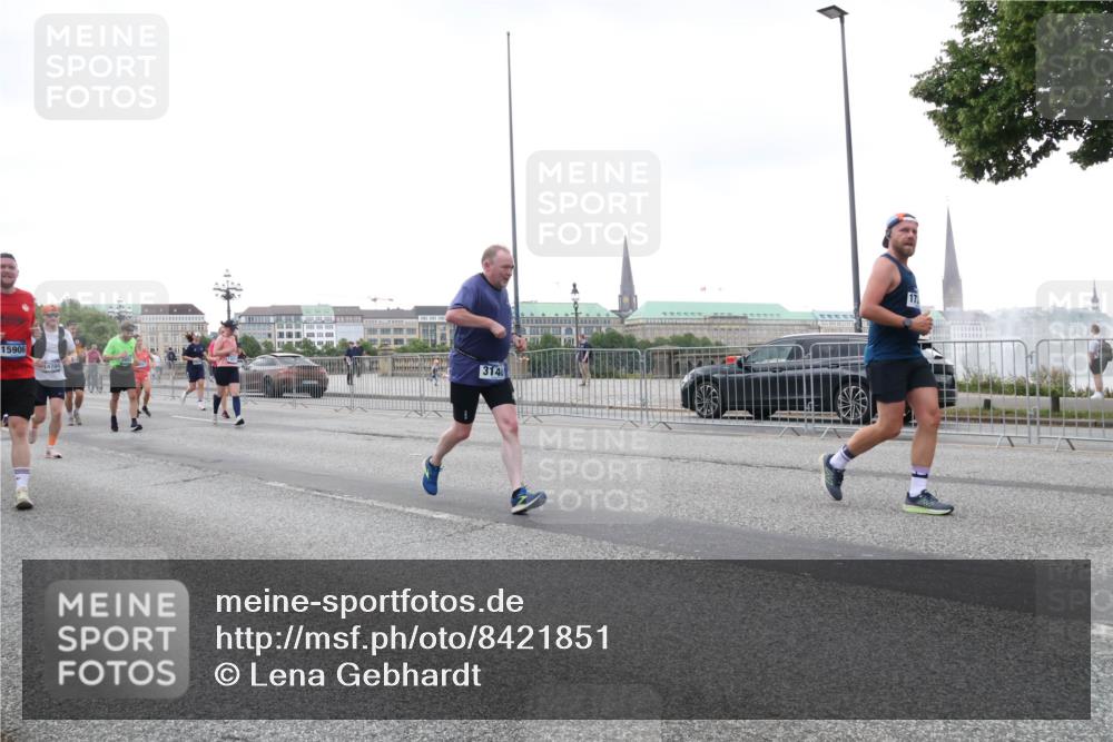 29.06.2025 - hella hamburg halbmarathon Lena Gebhardt http://msf.ph/oto/8421851 29.06.2025 10:52:41 Lombardsbrücke 15906, 14704, 314, 17, 1369, 1826, 2146, 2362, 2420, 2528, 2701, 2983, 2988, 3140, 3227, 3645, 3787, 4591, 4729, 4815, 5262, 5360, 6386, 6403, 6404, 6406, 6671, 7032, 7511, 7690, 7691, 7735, 7737, 7812, 8641, 9068, 9070, 9103, 9368, 9545, 9731, 10055, 10080, 10296, 10392, 10417, 10568, 10600, 10634, 10879, 10884, 10928, 10981, 11084, 11297, 11736, 11899, 11919, 11974, 12127, 12128, 12546, 12558, 12994, 14009, 14765, 14807 meine-sportfotos.de