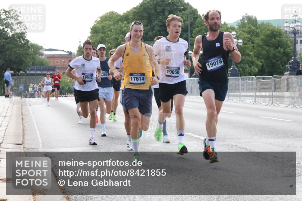 29.06.2025 - hella hamburg halbmarathon Lena Gebhardt http://msf.ph/oto/8421855 29.06.2025 09:42:34 Lombardsbrücke 19042, 360, 17614, 19050, 19078, 2604, 2618, 5612, 7331, 7855, 9269, 10468, 10485, 11078, 11228, 12360, 13872, 13913, 14113, 14753, 14836, 15253, 16615, 17003, 17614, 18569, 18740, 19041, 19042, 19050, 19076, 19078 meine-sportfotos.de
