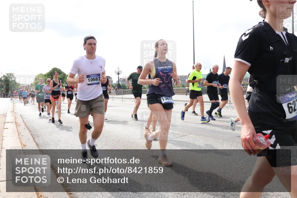 29.06.2025 - hella hamburg halbmarathon Lena Gebhardt http://msf.ph/oto/8421859 29.06.2025 10:18:38 Lombardsbrücke 7454, 10172, 3202, 14023, 10687, 12548, 1361, 6533, 62, 1234, 1349, 1521, 1820, 2087, 2335, 2634, 2703, 2781, 2821, 3125, 3202, 3321, 3482, 3529, 3591, 3592, 4123, 4383, 4710, 4718, 4738, 4802, 4804, 5049, 5264, 5266, 5834, 5909, 5910, 6332, 6413, 6533, 7051, 7121, 7160, 7214, 7454, 8067, 8341, 8665, 8780, 9222, 9276, 9505, 9549, 9586, 9658, 9748, 9834, 10172, 10467, 10502, 10659, 10687, 10908, 12498, 12541, 12548, 12552, 12703, 13341 meine-sportfotos.de
