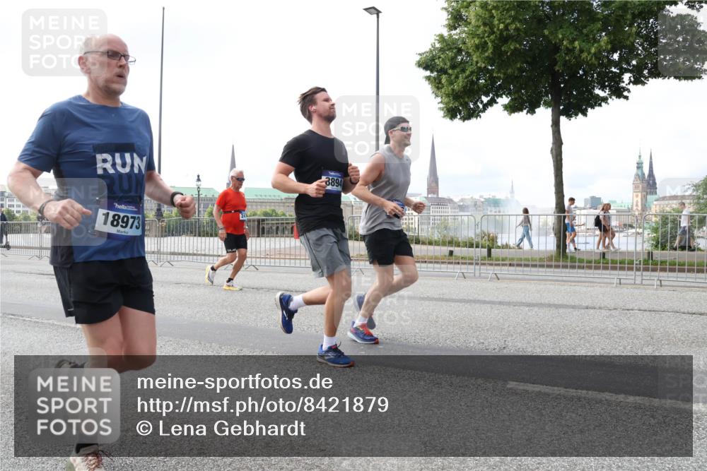 29.06.2025 - hella hamburg halbmarathon Lena Gebhardt http://msf.ph/oto/8421879 29.06.2025 10:05:54 Lombardsbrücke 18973, 3894, 1229, 1448, 1830, 1842, 1936, 1981, 2471, 2540, 2624, 3062, 3461, 3929, 4014, 4169, 4542, 4782, 5762, 6014, 7138, 7741, 8051, 8316, 8894, 8909, 9339, 9361, 9477, 9736, 9737, 9738, 9917, 10343, 10791, 10998, 11784, 11873, 11958, 13042, 13054, 14369, 14465, 14642, 14987, 15229, 15766, 15772, 16441, 16546, 16687, 17239, 17731, 17740, 17746, 17885, 18768, 18857, 18973, 19248 meine-sportfotos.de