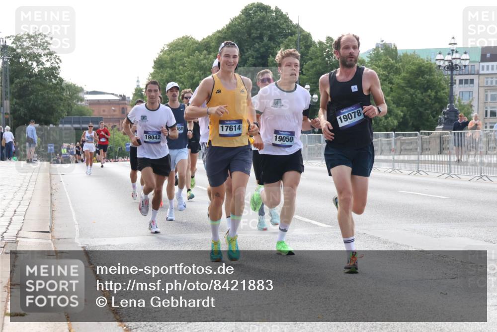 29.06.2025 - hella hamburg halbmarathon Lena Gebhardt http://msf.ph/oto/8421883 29.06.2025 09:42:34 Lombardsbrücke 19042, 60, 17614, 19050, 19078, 2604, 2618, 5612, 7331, 7855, 9269, 10468, 10485, 11078, 11228, 12360, 13872, 13913, 14113, 14753, 14836, 15253, 16615, 17003, 17614, 18569, 18740, 19041, 19042, 19050, 19076, 19078 meine-sportfotos.de