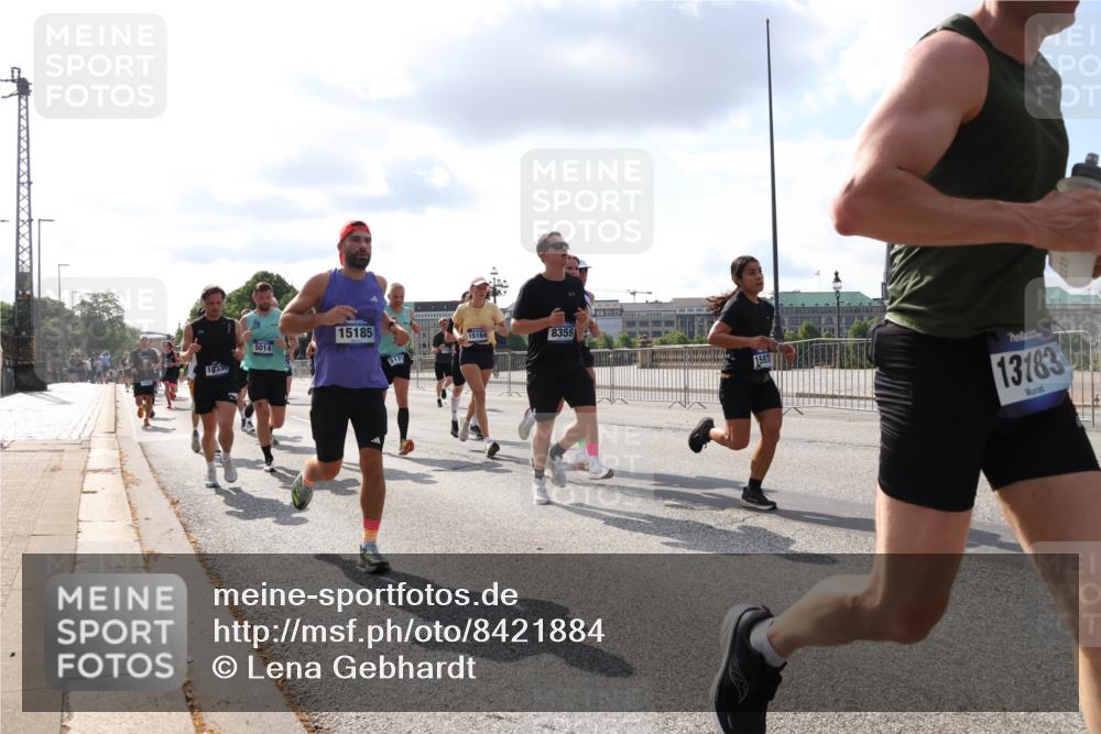 29.06.2025 - hella hamburg halbmarathon Lena Gebhardt http://msf.ph/oto/8421884 29.06.2025 09:51:52 Lombardsbrücke 18330, 15185, 15164, 512, 8359, 13183, 1057, 1312, 1353, 1520, 1569, 1570, 1763, 1903, 1920, 2653, 2880, 2972, 3437, 3523, 3697, 4297, 4634, 4759, 4843, 4865, 4991, 4999, 5014, 5047, 5129, 5231, 5336, 5375, 5410, 5690, 5987, 6490, 6700, 6705, 6770, 7092, 7105, 7185, 7363, 7710, 8074, 8346, 8359, 8564, 8871, 8900, 9114, 9358, 9364, 9659, 10319, 10375, 10480, 10669, 10691, 10934, 10978, 11021, 11049, 11417, 11714, 11959, 12438, 12623, 12711 meine-sportfotos.de