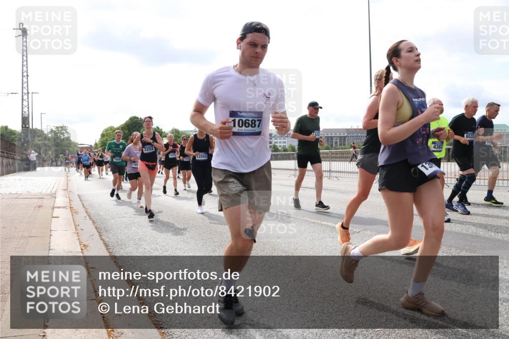 29.06.2025 - hella hamburg halbmarathon Lena Gebhardt http://msf.ph/oto/8421902 29.06.2025 10:18:39 Lombardsbrücke 7454, 101, 3202, 14023, 1543, 12552, 10687, 43, 4383, 6533, 1234, 1349, 1521, 1820, 2087, 2335, 2634, 2703, 2781, 2821, 3125, 3202, 3321, 3482, 3529, 3591, 3592, 4123, 4383, 4710, 4718, 4738, 4802, 4804, 5049, 5264, 5266, 5834, 5909, 5910, 6332, 6413, 6533, 7051, 7121, 7160, 7214, 7252, 7454, 8341, 8665, 8780, 9222, 9276, 9505, 9549, 9586, 9658, 9748, 9834, 10172, 10467, 10502, 10659, 10687, 10816, 10908, 12498, 12541, 12548, 12552, 12703, 13341 meine-sportfotos.de