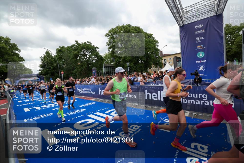 29.06.2025 - hella hamburg halbmarathon Zöllner http://msf.ph/oto/8421904 29.06.2025 10:54:00 Ziel 1151, 1706, 1815, 1870, 2432, 3096, 6356, 6374, 6481, 7395, 7918, 7973, 8394, 11789, 12413, 13032, 13869, 14175, 16477, 16538, 18308, 18418, 18831, 18879, 18915, 19177 meine-sportfotos.de