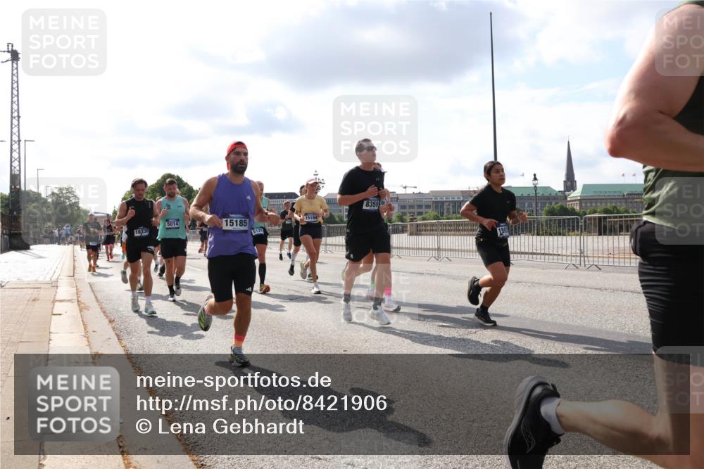 29.06.2025 - hella hamburg halbmarathon Lena Gebhardt http://msf.ph/oto/8421906 29.06.2025 09:51:52 Lombardsbrücke 5014, 15185, 1057, 1312, 1353, 1520, 1569, 1570, 1763, 1903, 1920, 2653, 2880, 2972, 3437, 3523, 3697, 4297, 4634, 4759, 4843, 4865, 4991, 4999, 5014, 5047, 5129, 5231, 5336, 5375, 5410, 5690, 5987, 6490, 6700, 6705, 6770, 7092, 7105, 7185, 7363, 7710, 8074, 8346, 8359, 8564, 8871, 8900, 9114, 9358, 9364, 9659, 10319, 10375, 10480, 10669, 10691, 10934, 10978, 11021, 11049, 11417, 11714, 11959, 12438, 12623, 12711 meine-sportfotos.de