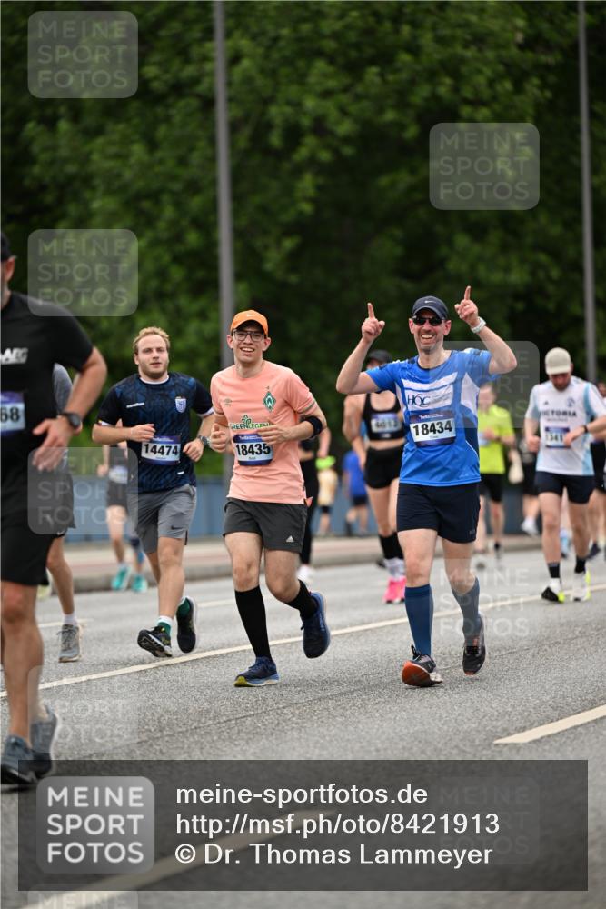 29.06.2025 - hella hamburg halbmarathon Dr. Thomas Lammeyer http://msf.ph/oto/8421913 29.06.2025 10:47:54 Kennedybrücke 1226, 1788, 1816, 1878, 2103, 2158, 2267, 2361, 2538, 2971, 3288, 3518, 4105, 4177, 4302, 5265, 5370, 5720, 6012, 6096, 7205, 7461, 7872, 8135, 8991, 9831, 9976, 10083, 10200, 10202 meine-sportfotos.de