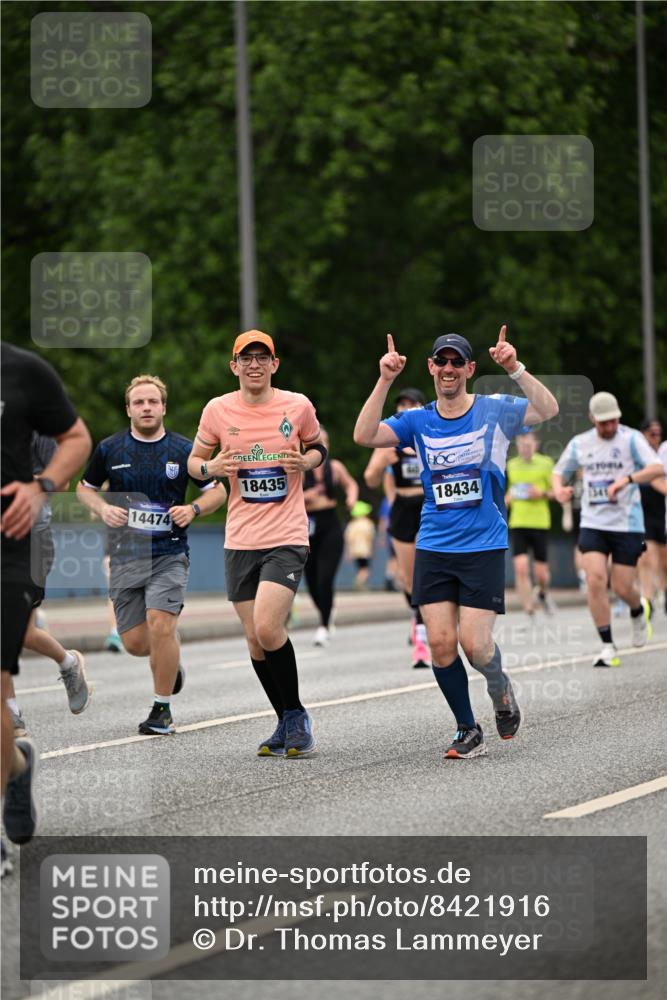 29.06.2025 - hella hamburg halbmarathon Dr. Thomas Lammeyer http://msf.ph/oto/8421916 29.06.2025 10:47:54 Kennedybrücke 1226, 1788, 1816, 1878, 2103, 2158, 2267, 2361, 2538, 2971, 3288, 3518, 4105, 4177, 4302, 5265, 5370, 5720, 6012, 6096, 7205, 7461, 7872, 8135, 8991, 9831, 9976, 10083, 10200, 10202 meine-sportfotos.de