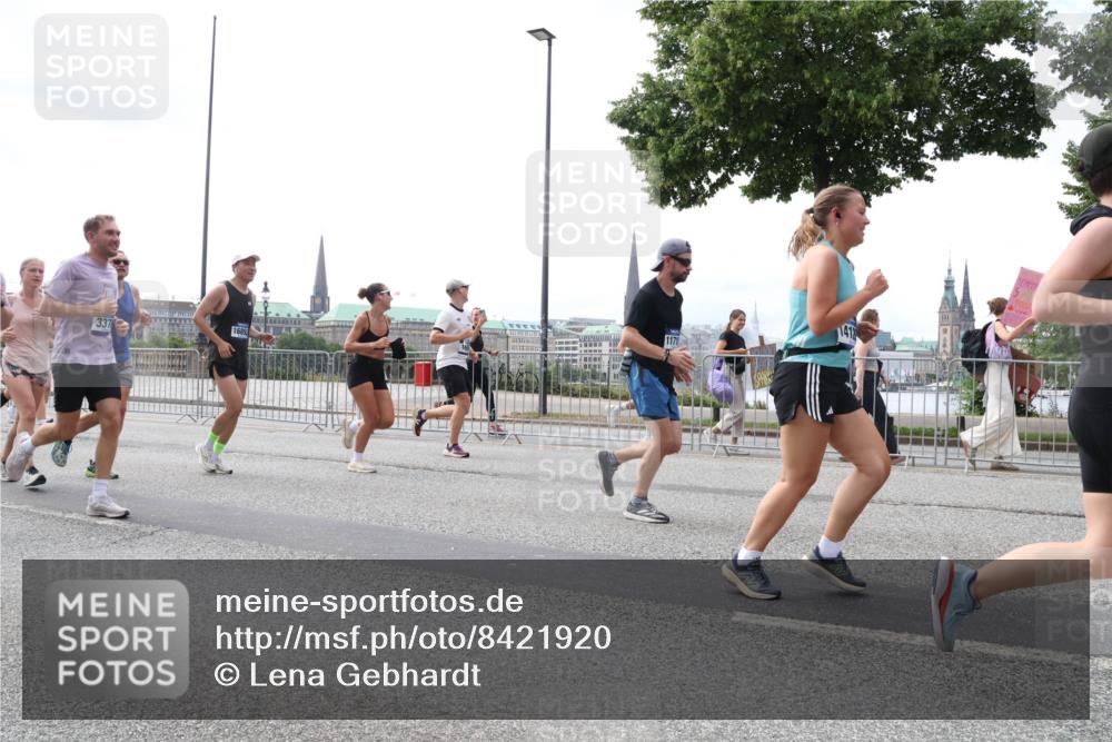 29.06.2025 - hella hamburg halbmarathon Lena Gebhardt http://msf.ph/oto/8421920 29.06.2025 10:42:57 Lombardsbrücke 337, 1689, 1171, 141, 1149, 1467, 1656, 1788, 1964, 1994, 2103, 2134, 2158, 2267, 2361, 2401, 2450, 2509, 2538, 2580, 2940, 2941, 2971, 3074, 3283, 3378, 3518, 3638, 3764, 3874, 4092, 4105, 4177, 4302, 4334, 4385, 4680, 4778, 5067, 5268, 5417, 5610, 5755, 5967, 6120, 6764, 7043, 7461, 7513, 8161, 8184, 8435, 8529, 8795, 8816, 8991, 9072, 9304, 9378, 9644, 10008, 10180, 10454, 10697, 11142, 11710, 12151, 12441, 13049, 13241 meine-sportfotos.de