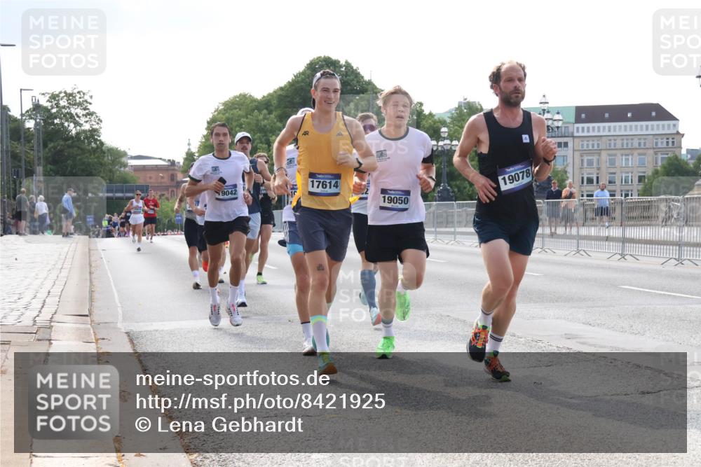 29.06.2025 - hella hamburg halbmarathon Lena Gebhardt http://msf.ph/oto/8421925 29.06.2025 09:42:35 Lombardsbrücke 9042, 15, 17614, 19050, 19078, 2604, 2618, 5612, 7331, 7855, 9269, 10468, 11078, 11228, 12360, 13872, 13913, 14113, 14753, 14836, 15253, 16615, 17003, 17614, 18569, 18740, 19041, 19042, 19050, 19076, 19078 meine-sportfotos.de