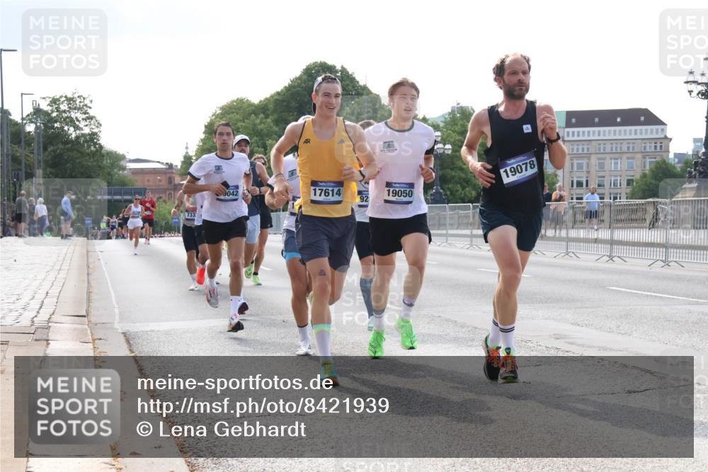 29.06.2025 - hella hamburg halbmarathon Lena Gebhardt http://msf.ph/oto/8421939 29.06.2025 09:42:35 Lombardsbrücke 733, 9042, 17614, 19078, 92, 19050, 2604, 2618, 5612, 7331, 7855, 9269, 10468, 11078, 11228, 12360, 13872, 13913, 14113, 14753, 14836, 15253, 16615, 17003, 17614, 18569, 18740, 19041, 19042, 19050, 19076, 19078 meine-sportfotos.de