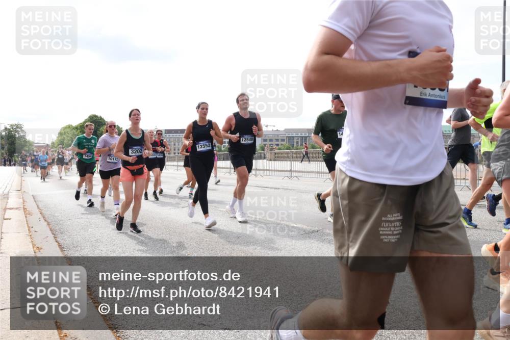 29.06.2025 - hella hamburg halbmarathon Lena Gebhardt http://msf.ph/oto/8421941 29.06.2025 10:18:39 Lombardsbrücke 14, 12548, 12552, 3202, 7454, 10172, 100, 1234, 1349, 1521, 1820, 2087, 2335, 2634, 2703, 2781, 2821, 3125, 3202, 3321, 3482, 3529, 3591, 3592, 4123, 4383, 4710, 4718, 4738, 4802, 4804, 5049, 5264, 5266, 5834, 5909, 5910, 6332, 6413, 6533, 7051, 7121, 7160, 7214, 7252, 7454, 8341, 8665, 8780, 9222, 9276, 9505, 9549, 9586, 9658, 9748, 9834, 10172, 10467, 10502, 10659, 10687, 10816, 10908, 12498, 12541, 12548, 12552, 12703, 13341 meine-sportfotos.de