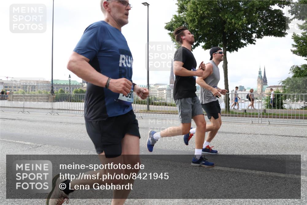 29.06.2025 - hella hamburg halbmarathon Lena Gebhardt http://msf.ph/oto/8421945 29.06.2025 10:05:55 Lombardsbrücke 1229, 1448, 1830, 1842, 1936, 1981, 2471, 2540, 2624, 3062, 3461, 3929, 4169, 4542, 4782, 5762, 6014, 7138, 7741, 8051, 8316, 8894, 8909, 9339, 9361, 9477, 9736, 9737, 9738, 9917, 10343, 10791, 10998, 11873, 11958, 13042, 13054, 14369, 14465, 14642, 14987, 15229, 15766, 15772, 16441, 16546, 16687, 17239, 17731, 17740, 17746, 17885, 18768, 18857, 18966, 18973, 19248 meine-sportfotos.de