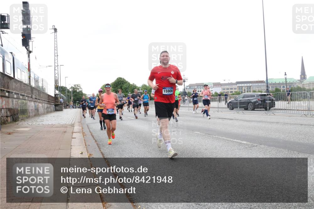 29.06.2025 - hella hamburg halbmarathon Lena Gebhardt http://msf.ph/oto/8421948 29.06.2025 10:52:43 Lombardsbrücke 2420, 15906, 1369, 1826, 2146, 2362, 2420, 2528, 2701, 2983, 2988, 3140, 3227, 3645, 3787, 4591, 4729, 4815, 5262, 5360, 6135, 6386, 6671, 7032, 7511, 7690, 7691, 7735, 7737, 7812, 8641, 9068, 9070, 9103, 9368, 9545, 9731, 10055, 10080, 10296, 10392, 10417, 10568, 10600, 10634, 10879, 10884, 10928, 10981, 11084, 11297, 11736, 11899, 11919, 11974, 12127, 12128, 12546, 12558, 12994, 14009, 14765, 14807, 14977, 14979 meine-sportfotos.de