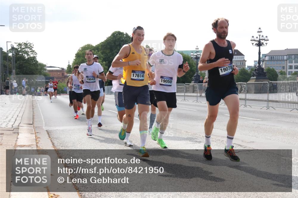 29.06.2025 - hella hamburg halbmarathon Lena Gebhardt http://msf.ph/oto/8421950 29.06.2025 09:42:35 Lombardsbrücke 14836, 19042, 17614, 19050, 19078, 2604, 2618, 5612, 7331, 7855, 9269, 10468, 11078, 11228, 12360, 13872, 13913, 14113, 14753, 14836, 15253, 16615, 17003, 17614, 18569, 18740, 19041, 19042, 19050, 19076, 19078 meine-sportfotos.de
