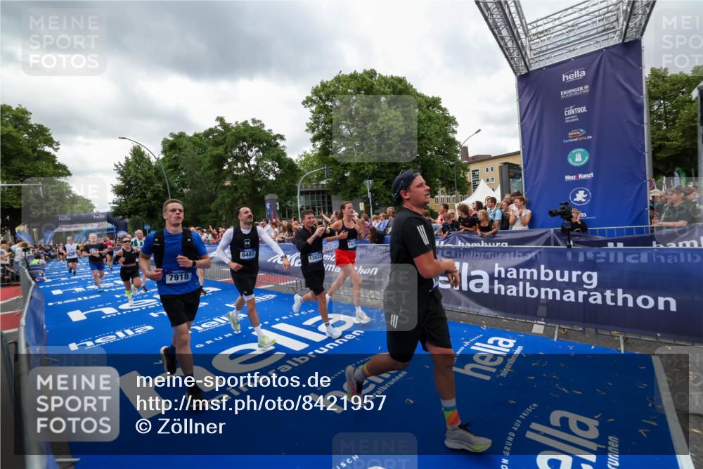 29.06.2025 - hella hamburg halbmarathon Zöllner http://msf.ph/oto/8421957 29.06.2025 10:54:03 Ziel 1151, 1815, 2432, 3096, 6356, 6374, 6481, 7918, 7973, 8394, 9032, 11499, 11789, 12379, 13032, 13869, 14175, 16477, 17348, 18308, 18879 meine-sportfotos.de