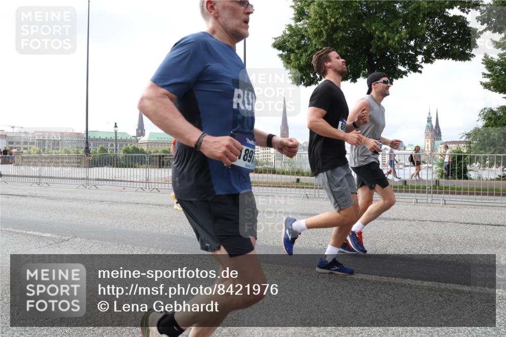 29.06.2025 - hella hamburg halbmarathon Lena Gebhardt http://msf.ph/oto/8421976 29.06.2025 10:05:55 Lombardsbrücke 189, 1229, 1448, 1830, 1842, 1936, 1981, 2471, 2540, 2624, 3062, 3461, 3929, 4169, 4542, 4782, 5762, 6014, 7138, 7741, 8051, 8316, 8894, 8909, 9339, 9361, 9477, 9736, 9737, 9738, 9917, 10343, 10791, 10998, 11873, 11958, 13042, 13054, 14369, 14465, 14642, 14987, 15229, 15766, 15772, 16441, 16546, 16687, 17239, 17731, 17740, 17746, 17885, 18768, 18857, 18966, 18973, 19248 meine-sportfotos.de