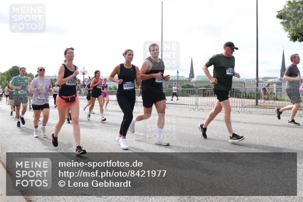 29.06.2025 - hella hamburg halbmarathon Lena Gebhardt http://msf.ph/oto/8421977 29.06.2025 10:18:40 Lombardsbrücke 7454, 10172, 3202, 1270, 12552, 12548, 14332, 1234, 1349, 1521, 1820, 2087, 2335, 2634, 2703, 2781, 2821, 3125, 3202, 3321, 3482, 3529, 3591, 3592, 3631, 4123, 4383, 4710, 4718, 4738, 4802, 5049, 5264, 5266, 5834, 5909, 5910, 6332, 6413, 6533, 7051, 7121, 7160, 7214, 7252, 7454, 8341, 8665, 8780, 9222, 9272, 9276, 9505, 9549, 9586, 9658, 9748, 9834, 10172, 10467, 10502, 10659, 10687, 10816, 10908, 12498, 12541, 12548, 12552, 12703, 13341 meine-sportfotos.de