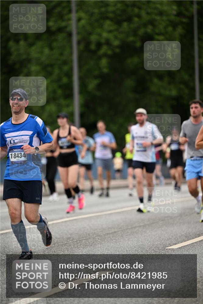 29.06.2025 - hella hamburg halbmarathon Dr. Thomas Lammeyer http://msf.ph/oto/8421985 29.06.2025 10:47:56 Kennedybrücke 1226, 1788, 1816, 1878, 2103, 2158, 2267, 2343, 2361, 2538, 2971, 3288, 3518, 4177, 4302, 5214, 5265, 5370, 5720, 6012, 6096, 7205, 7461, 7872, 8135, 8991, 9831, 9976, 10083, 10200, 10202, 11279 meine-sportfotos.de