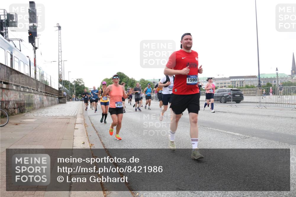 29.06.2025 - hella hamburg halbmarathon Lena Gebhardt http://msf.ph/oto/8421986 29.06.2025 10:52:43 Lombardsbrücke 7511, 2420, 147, 15906, 1369, 1826, 2146, 2362, 2420, 2528, 2701, 2983, 2988, 3140, 3227, 3645, 3787, 4591, 4729, 4815, 5262, 5360, 6135, 6386, 6671, 7032, 7511, 7690, 7691, 7735, 7737, 7812, 8641, 9068, 9070, 9103, 9368, 9545, 9731, 10055, 10080, 10296, 10392, 10417, 10568, 10600, 10634, 10879, 10884, 10928, 10981, 11084, 11297, 11736, 11899, 11919, 11974, 12127, 12128, 12546, 12558, 12994, 14009, 14765, 14807, 14977, 14979 meine-sportfotos.de