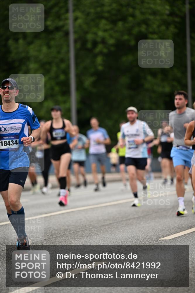 29.06.2025 - hella hamburg halbmarathon Dr. Thomas Lammeyer http://msf.ph/oto/8421992 29.06.2025 10:47:57 Kennedybrücke 1226, 1788, 1816, 1878, 2103, 2158, 2267, 2343, 2361, 2538, 2971, 3288, 3518, 4177, 4302, 5214, 5265, 5370, 5720, 6012, 6096, 7205, 7461, 7872, 8135, 8991, 9704, 9831, 9976, 10083, 10200, 10202, 11279 meine-sportfotos.de