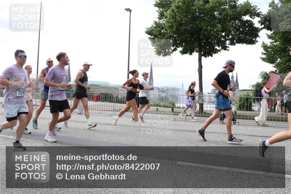 29.06.2025 - hella hamburg halbmarathon Lena Gebhardt http://msf.ph/oto/8422007 29.06.2025 10:42:58 Lombardsbrücke 2509, 1149, 1467, 1656, 1788, 1964, 1994, 2103, 2134, 2158, 2267, 2361, 2401, 2450, 2509, 2538, 2580, 2940, 2941, 2971, 3074, 3283, 3378, 3518, 3638, 3764, 3874, 4092, 4105, 4177, 4302, 4334, 4385, 4680, 4778, 5067, 5268, 5417, 5610, 5755, 5967, 6120, 6764, 7043, 7461, 7513, 8161, 8184, 8435, 8529, 8795, 8991, 9072, 9304, 9378, 9644, 9976, 10008, 10180, 10454, 10697, 11142, 11710, 12151, 12441, 13049, 13241 meine-sportfotos.de