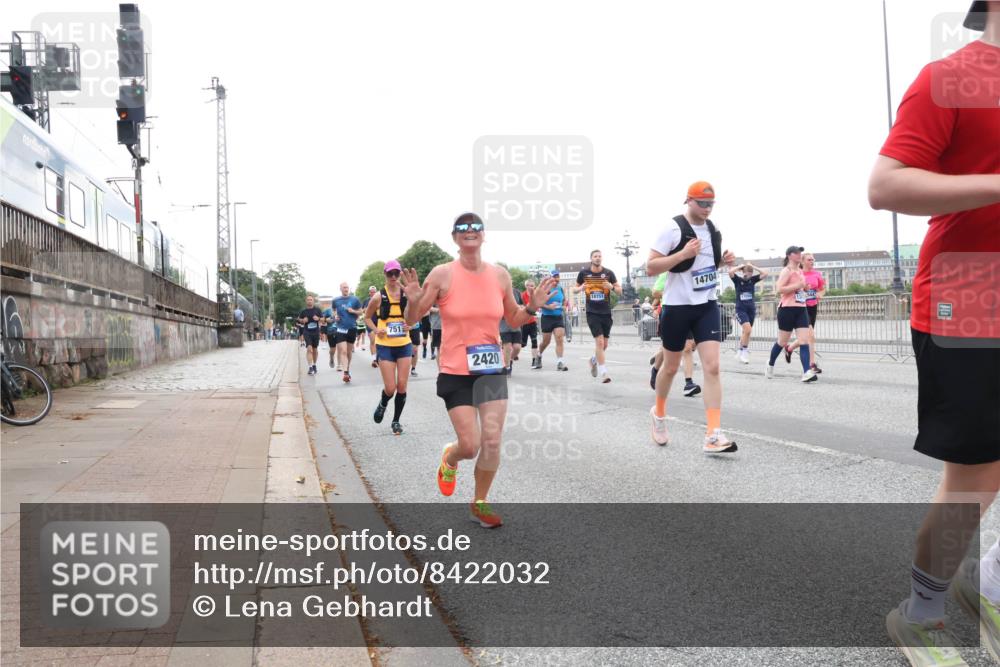 29.06.2025 - hella hamburg halbmarathon Lena Gebhardt http://msf.ph/oto/8422032 29.06.2025 10:52:44 Lombardsbrücke 751, 2420, 18751, 14704, 1369, 1826, 2146, 2362, 2420, 2528, 2701, 2983, 2988, 3140, 3227, 3645, 3787, 4591, 4729, 4815, 5360, 6135, 6386, 6671, 7032, 7511, 7690, 7735, 7737, 7812, 8641, 9068, 9070, 9103, 9368, 9545, 9731, 10055, 10080, 10296, 10392, 10417, 10568, 10600, 10634, 10879, 10884, 10928, 10981, 11084, 11297, 11736, 11899, 11919, 11974, 12127, 12128, 12546, 12558, 12994, 14009, 14765, 14807, 14977, 14979 meine-sportfotos.de