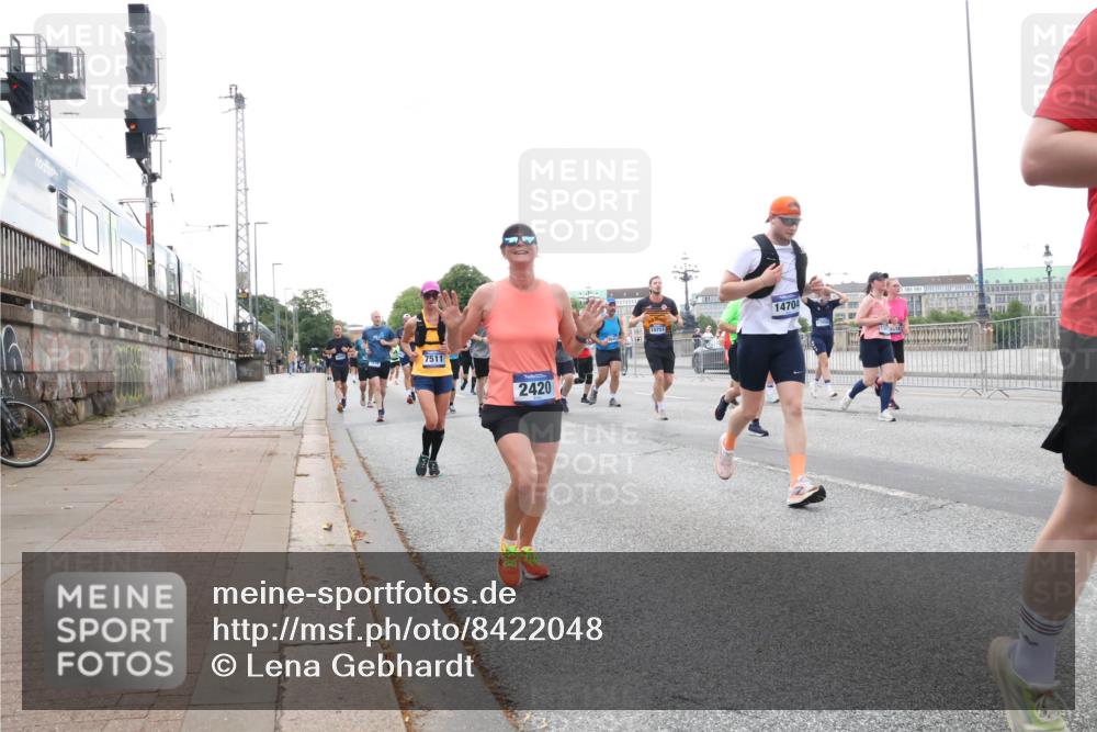 29.06.2025 - hella hamburg halbmarathon Lena Gebhardt http://msf.ph/oto/8422048 29.06.2025 10:52:44 Lombardsbrücke 7511, 2420, 14704, 18751, 1369, 1826, 2146, 2362, 2420, 2528, 2701, 2983, 2988, 3140, 3227, 3645, 3787, 4591, 4729, 4815, 5360, 6135, 6386, 6671, 7032, 7511, 7690, 7735, 7737, 7812, 8641, 9068, 9070, 9103, 9368, 9545, 9731, 10055, 10080, 10296, 10392, 10417, 10568, 10600, 10634, 10879, 10884, 10928, 10981, 11084, 11297, 11736, 11899, 11919, 11974, 12127, 12128, 12546, 12558, 12994, 14009, 14765, 14807, 14977, 14979 meine-sportfotos.de