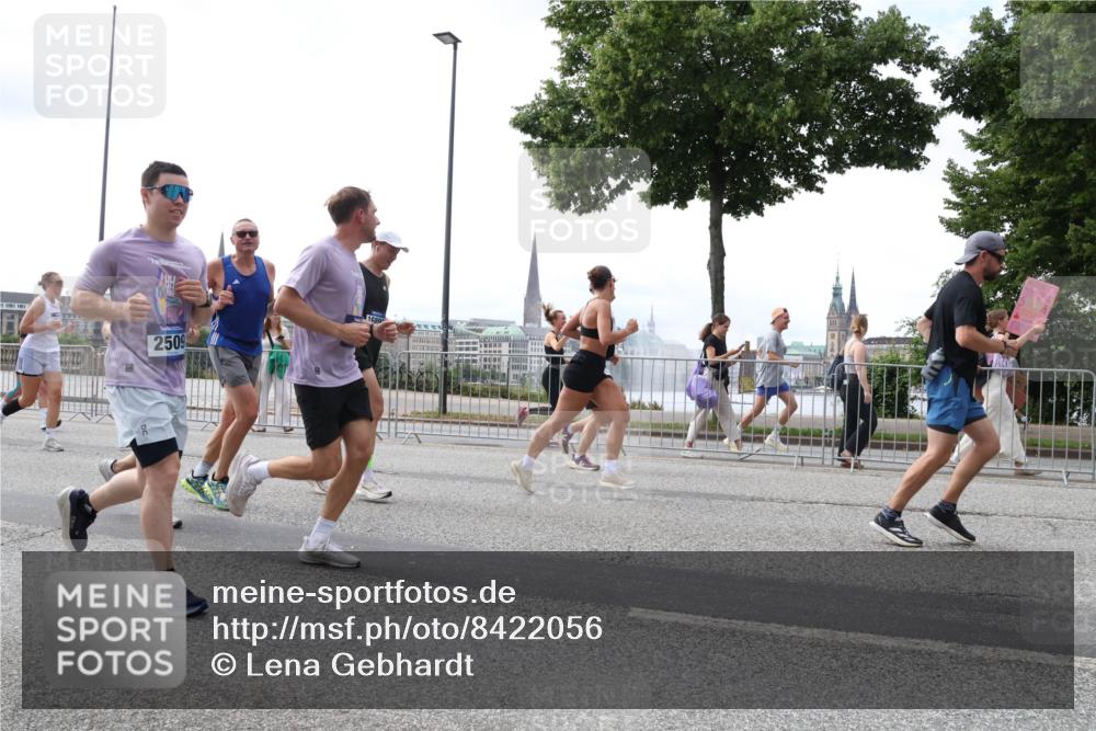 29.06.2025 - hella hamburg halbmarathon Lena Gebhardt http://msf.ph/oto/8422056 29.06.2025 10:42:58 Lombardsbrücke 2509, 1149, 1467, 1656, 1788, 1964, 1994, 2103, 2134, 2158, 2267, 2361, 2401, 2450, 2509, 2538, 2580, 2940, 2941, 2971, 3074, 3283, 3378, 3518, 3638, 3764, 3874, 4092, 4105, 4177, 4302, 4334, 4385, 4680, 4778, 5067, 5268, 5417, 5610, 5755, 5967, 6120, 6764, 7043, 7461, 7513, 8161, 8184, 8435, 8529, 8795, 8991, 9072, 9304, 9378, 9644, 9976, 10008, 10180, 10454, 10697, 11142, 11710, 12151, 12441, 13049, 13241 meine-sportfotos.de