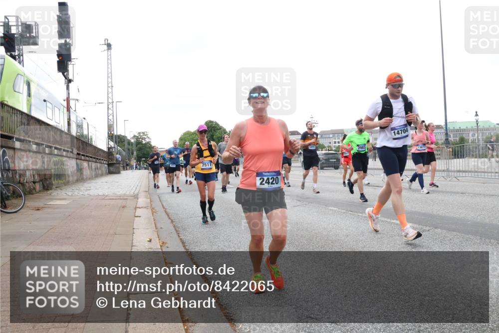 29.06.2025 - hella hamburg halbmarathon Lena Gebhardt http://msf.ph/oto/8422065 29.06.2025 10:52:44 Lombardsbrücke 7511, 2420, 18751, 2983, 14704, 13677, 1369, 1826, 2146, 2362, 2420, 2528, 2701, 2983, 2988, 3140, 3227, 3645, 3787, 4591, 4729, 4815, 5360, 6135, 6386, 6671, 7032, 7511, 7690, 7735, 7737, 7812, 8641, 9068, 9070, 9103, 9368, 9545, 9731, 10055, 10080, 10296, 10392, 10417, 10568, 10600, 10634, 10879, 10884, 10928, 10981, 11084, 11297, 11736, 11899, 11919, 11974, 12127, 12128, 12546, 12558, 12994, 14009, 14765, 14807, 14977, 14979 meine-sportfotos.de