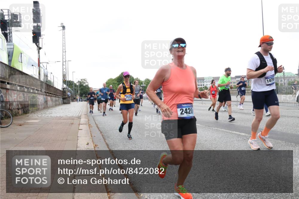 29.06.2025 - hella hamburg halbmarathon Lena Gebhardt http://msf.ph/oto/8422082 29.06.2025 10:52:44 Lombardsbrücke 7511, 2420, 1470, 1369, 1826, 2146, 2362, 2420, 2528, 2701, 2983, 2988, 3140, 3227, 3645, 3787, 4591, 4729, 4815, 5360, 6135, 6386, 6671, 7032, 7511, 7690, 7735, 7737, 7812, 8641, 9068, 9070, 9103, 9368, 9545, 9731, 10055, 10080, 10296, 10392, 10417, 10568, 10600, 10634, 10879, 10884, 10928, 10981, 11084, 11297, 11736, 11899, 11919, 11974, 12127, 12128, 12546, 12558, 12994, 14009, 14765, 14807, 14977, 14979 meine-sportfotos.de