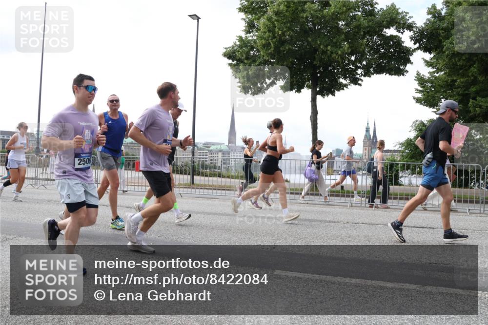 29.06.2025 - hella hamburg halbmarathon Lena Gebhardt http://msf.ph/oto/8422084 29.06.2025 10:42:58 Lombardsbrücke 2509, 1149, 1467, 1656, 1788, 1964, 1994, 2103, 2134, 2158, 2267, 2361, 2401, 2450, 2509, 2538, 2580, 2940, 2941, 2971, 3074, 3283, 3378, 3518, 3638, 3764, 3874, 4092, 4105, 4177, 4302, 4334, 4385, 4680, 4778, 5067, 5268, 5417, 5610, 5755, 5967, 6120, 6764, 7043, 7461, 7513, 8161, 8184, 8435, 8529, 8795, 8991, 9072, 9304, 9378, 9644, 9976, 10008, 10180, 10454, 10697, 11142, 11710, 12151, 12441, 13049, 13241 meine-sportfotos.de