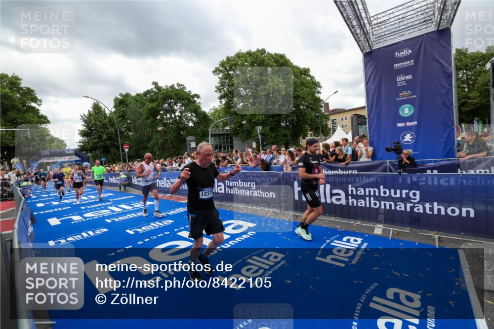 29.06.2025 - hella hamburg halbmarathon Zöllner http://msf.ph/oto/8422105 29.06.2025 10:54:10 Ziel 1410, 3208, 3209, 5638, 6294, 6581, 8390, 9032, 9791, 11499, 12379, 13397, 13794, 15524, 16871, 17348 meine-sportfotos.de