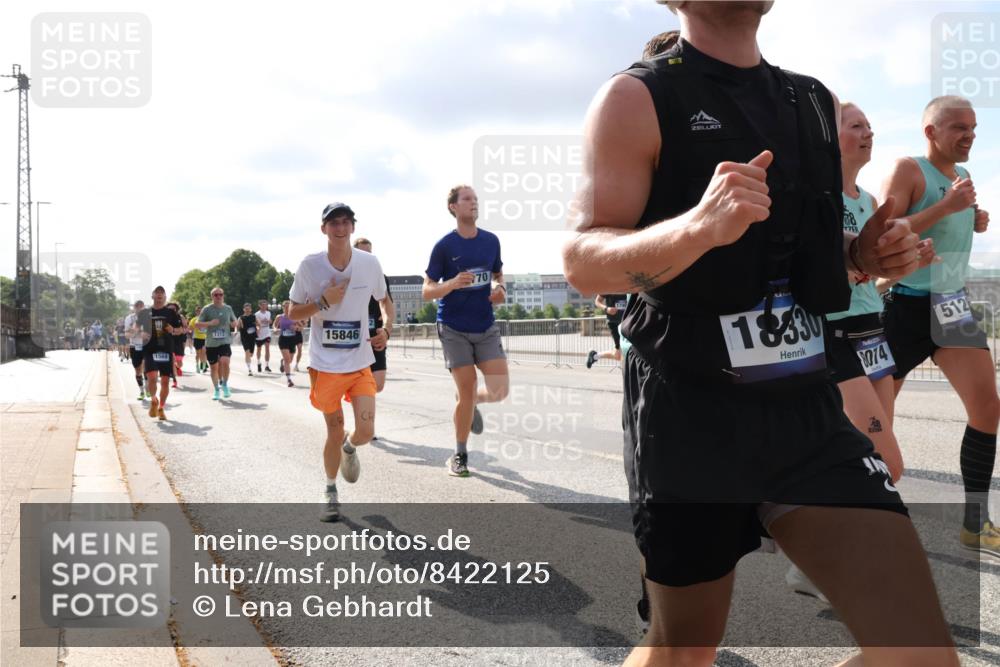 29.06.2025 - hella hamburg halbmarathon Lena Gebhardt http://msf.ph/oto/8422125 29.06.2025 09:51:54 Lombardsbrücke 1569, 1312, 15846, 70, 8, 1833, 8074, 512, 1057, 1312, 1353, 1520, 1569, 1570, 1604, 1763, 1903, 1920, 2653, 2880, 2972, 3437, 3523, 3697, 4297, 4634, 4759, 4843, 4865, 4991, 4999, 5014, 5047, 5129, 5231, 5336, 5375, 5410, 5690, 5987, 6490, 6700, 6705, 6770, 7092, 7105, 7185, 7363, 7710, 8074, 8346, 8359, 8564, 8871, 8900, 9114, 9358, 9364, 9547, 9659, 10319, 10375, 10480, 10669, 10691, 10934, 10978, 11021, 11417, 11714, 11821, 11959, 12438, 12623, 12711 meine-sportfotos.de