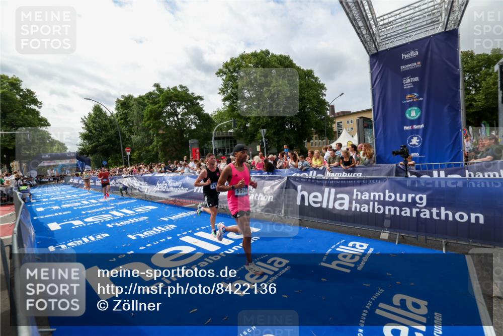 29.06.2025 - hella hamburg halbmarathon Zöllner http://msf.ph/oto/8422136 29.06.2025 10:32:21 Ziel 1894, 7272, 10876, 16065 meine-sportfotos.de