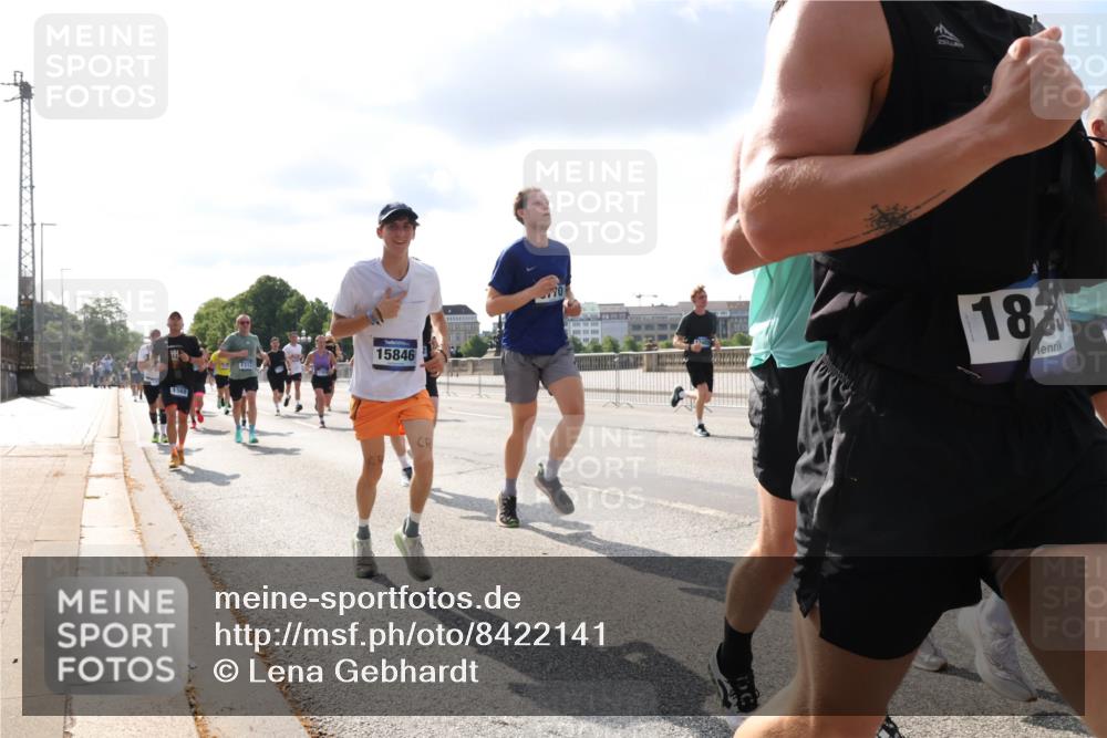 29.06.2025 - hella hamburg halbmarathon Lena Gebhardt http://msf.ph/oto/8422141 29.06.2025 09:51:54 Lombardsbrücke 15846, 70, 18, 1057, 1312, 1353, 1520, 1569, 1570, 1604, 1763, 1903, 1920, 2653, 2880, 2972, 3437, 3523, 3697, 4297, 4634, 4759, 4843, 4865, 4991, 4999, 5014, 5047, 5129, 5231, 5336, 5375, 5410, 5690, 5987, 6490, 6700, 6705, 6770, 7092, 7105, 7185, 7363, 7710, 8074, 8346, 8359, 8564, 8871, 8900, 9114, 9358, 9364, 9547, 9659, 10319, 10375, 10480, 10669, 10691, 10934, 10978, 11021, 11417, 11714, 11821, 11959, 12438, 12623, 12711 meine-sportfotos.de