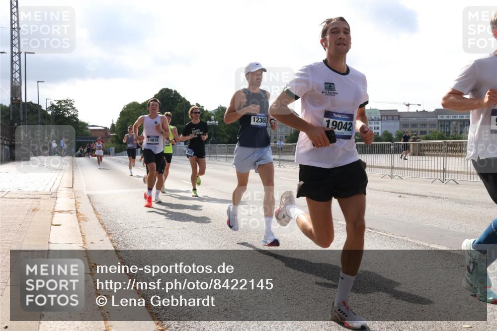 29.06.2025 - hella hamburg halbmarathon Lena Gebhardt http://msf.ph/oto/8422145 29.06.2025 09:42:37 Lombardsbrücke 14836, 12360, 19042, 2618, 5612, 7331, 7855, 9269, 10468, 11078, 11228, 12360, 13872, 13913, 14113, 14753, 14836, 15253, 16615, 17614, 18569, 18740, 19041, 19042, 19050, 19076, 19078 meine-sportfotos.de