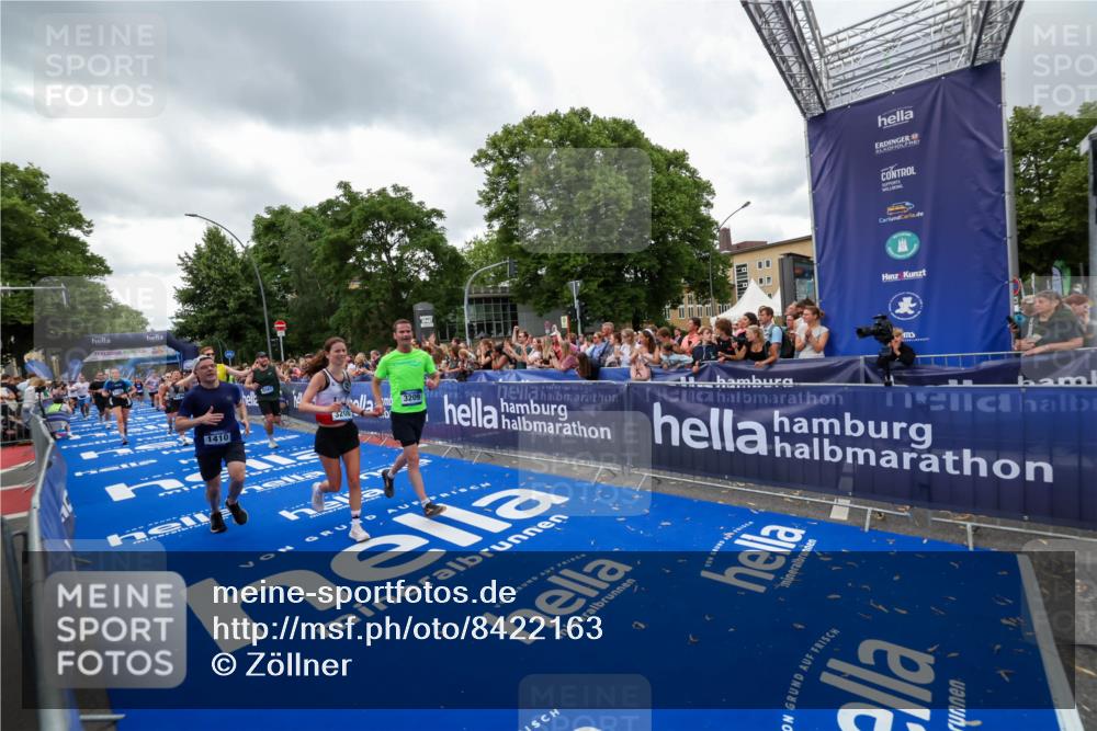 29.06.2025 - hella hamburg halbmarathon Zöllner http://msf.ph/oto/8422163 29.06.2025 10:54:12 Ziel 1410, 3208, 3209, 3898, 5638, 6294, 6443, 6581, 8390, 9791, 11499, 12213, 12379, 13397, 13794, 15169, 15524, 16780, 16871 meine-sportfotos.de