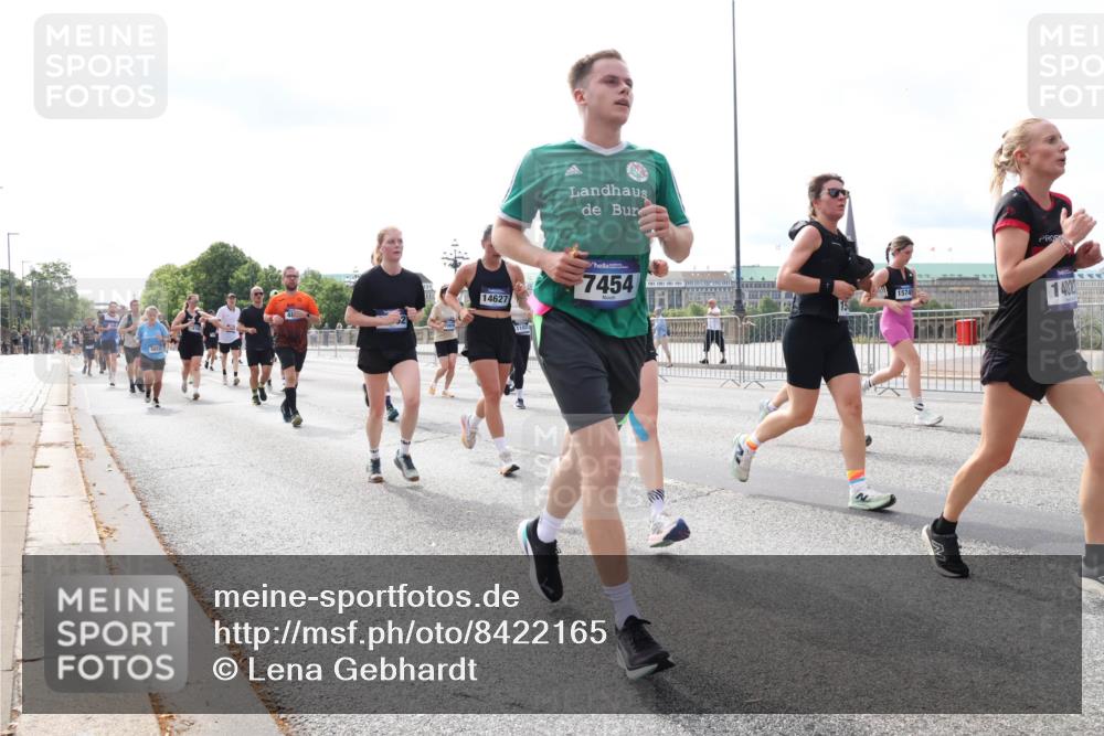 29.06.2025 - hella hamburg halbmarathon Lena Gebhardt http://msf.ph/oto/8422165 29.06.2025 10:18:42 Lombardsbrücke 14627, 1102, 7454, 15749, 1234, 1349, 1521, 1820, 2087, 2096, 2335, 2703, 2781, 2821, 3026, 3202, 3321, 3482, 3529, 3591, 3592, 3631, 4123, 4383, 4710, 4718, 4738, 4802, 4845, 5049, 5264, 5266, 5834, 5909, 5910, 6332, 6413, 6533, 7051, 7121, 7160, 7214, 7252, 7454, 8341, 8665, 8780, 9222, 9270, 9272, 9276, 9505, 9549, 9586, 9658, 9748, 9834, 10037, 10172, 10467, 10502, 10659, 10687, 10816, 12541, 12548, 12552, 12703, 13341 meine-sportfotos.de