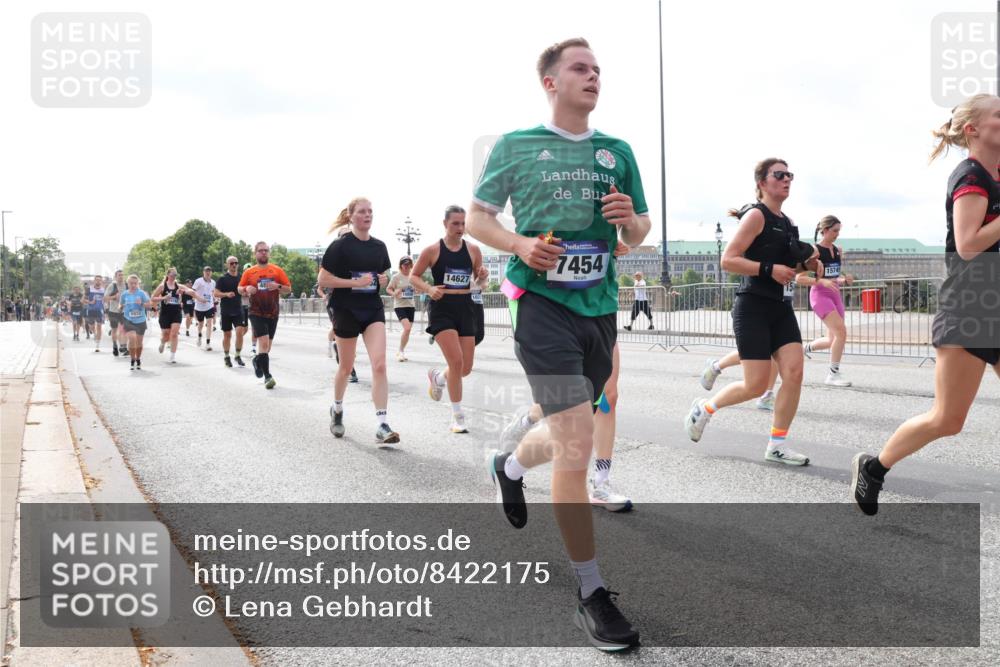 29.06.2025 - hella hamburg halbmarathon Lena Gebhardt http://msf.ph/oto/8422175 29.06.2025 10:18:42 Lombardsbrücke 5910, 14627, 7454, 15749, 1234, 1349, 1521, 1820, 2087, 2096, 2335, 2703, 2781, 2821, 3026, 3202, 3321, 3482, 3529, 3591, 3592, 3631, 4123, 4383, 4710, 4718, 4738, 4802, 4845, 5049, 5264, 5266, 5834, 5909, 5910, 6332, 6413, 6533, 7051, 7121, 7160, 7214, 7252, 7454, 8341, 8665, 8780, 9222, 9270, 9272, 9276, 9505, 9549, 9586, 9658, 9748, 9834, 10037, 10172, 10467, 10502, 10659, 10687, 10816, 12541, 12548, 12552, 12703, 13341 meine-sportfotos.de