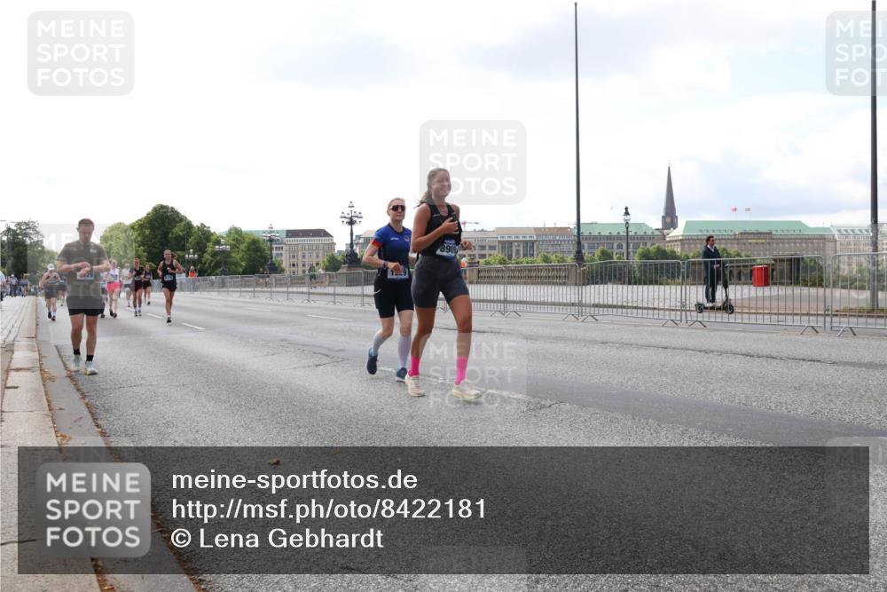 29.06.2025 - hella hamburg halbmarathon Lena Gebhardt http://msf.ph/oto/8422181 29.06.2025 10:05:57 Lombardsbrücke 8909, 1229, 1448, 1830, 1842, 1936, 2471, 2540, 2624, 3062, 3461, 3929, 4169, 4542, 4782, 5431, 5762, 6014, 7138, 7741, 8051, 8316, 8894, 8909, 9339, 9361, 9477, 9736, 9737, 9738, 9917, 10343, 10781, 10791, 10998, 11958, 13042, 13054, 13481, 14369, 14465, 14642, 14987, 15229, 15766, 15772, 16441, 16687, 17239, 17731, 17740, 17746, 17885, 18768, 18857, 18966, 18973, 19248 meine-sportfotos.de