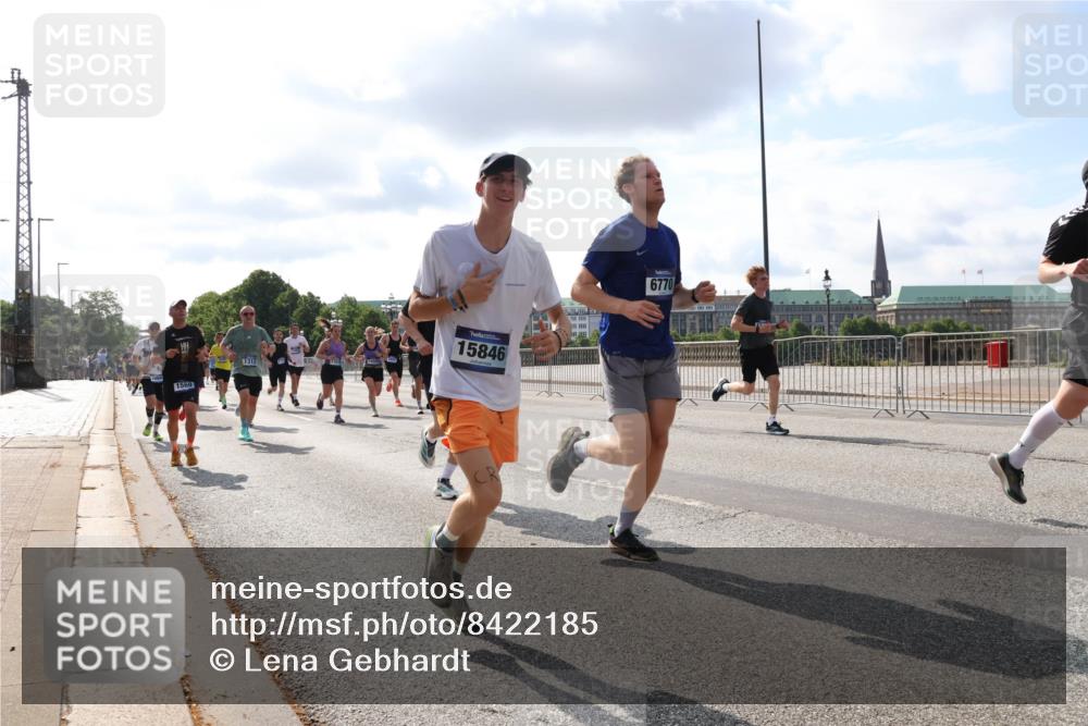 29.06.2025 - hella hamburg halbmarathon Lena Gebhardt http://msf.ph/oto/8422185 29.06.2025 09:51:55 Lombardsbrücke 15846, 1057, 1312, 1353, 1520, 1569, 1570, 1604, 1763, 1903, 1920, 2653, 2880, 2972, 3437, 3697, 4297, 4634, 4759, 4843, 4865, 4991, 4999, 5014, 5047, 5129, 5231, 5336, 5375, 5410, 5690, 5987, 6373, 6490, 6700, 6705, 6711, 6770, 7092, 7105, 7185, 7363, 7710, 8074, 8346, 8359, 8564, 8871, 8900, 9114, 9358, 9364, 9547, 9659, 10319, 10375, 10480, 10669, 10691, 10934, 10978, 11021, 11417, 11714, 11821, 11959, 12438, 12623, 12711 meine-sportfotos.de