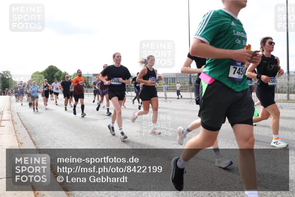 29.06.2025 - hella hamburg halbmarathon Lena Gebhardt http://msf.ph/oto/8422199 29.06.2025 10:18:42 Lombardsbrücke 5910, 1050, 14627, 7450, 505, 5436, 1234, 1349, 1521, 1820, 2087, 2096, 2335, 2703, 2781, 2821, 3026, 3202, 3321, 3482, 3529, 3591, 3592, 3631, 4123, 4383, 4710, 4718, 4738, 4802, 4845, 5049, 5264, 5266, 5834, 5909, 5910, 6332, 6413, 6533, 7051, 7121, 7160, 7214, 7252, 7454, 8341, 8665, 8780, 9222, 9270, 9272, 9276, 9505, 9549, 9586, 9658, 9748, 9834, 10037, 10172, 10467, 10502, 10659, 10687, 10816, 12541, 12548, 12552, 12703, 13341 meine-sportfotos.de