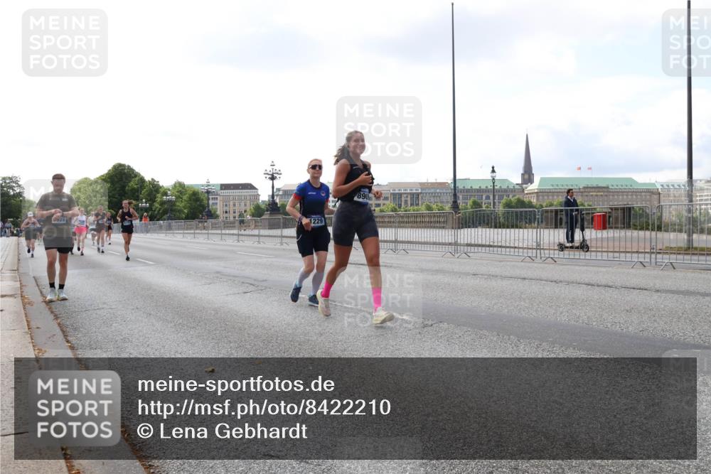 29.06.2025 - hella hamburg halbmarathon Lena Gebhardt http://msf.ph/oto/8422210 29.06.2025 10:05:57 Lombardsbrücke 1229, 890, 1229, 1448, 1830, 1842, 1936, 2471, 2540, 2624, 3062, 3461, 3929, 4169, 4542, 4782, 5431, 5762, 6014, 7138, 7741, 8051, 8316, 8894, 8909, 9339, 9361, 9477, 9736, 9737, 9738, 9917, 10343, 10781, 10791, 10998, 11958, 13042, 13054, 13481, 14369, 14465, 14642, 14987, 15229, 15766, 15772, 16441, 16687, 17239, 17731, 17740, 17746, 17885, 18768, 18857, 18966, 18973, 19248 meine-sportfotos.de