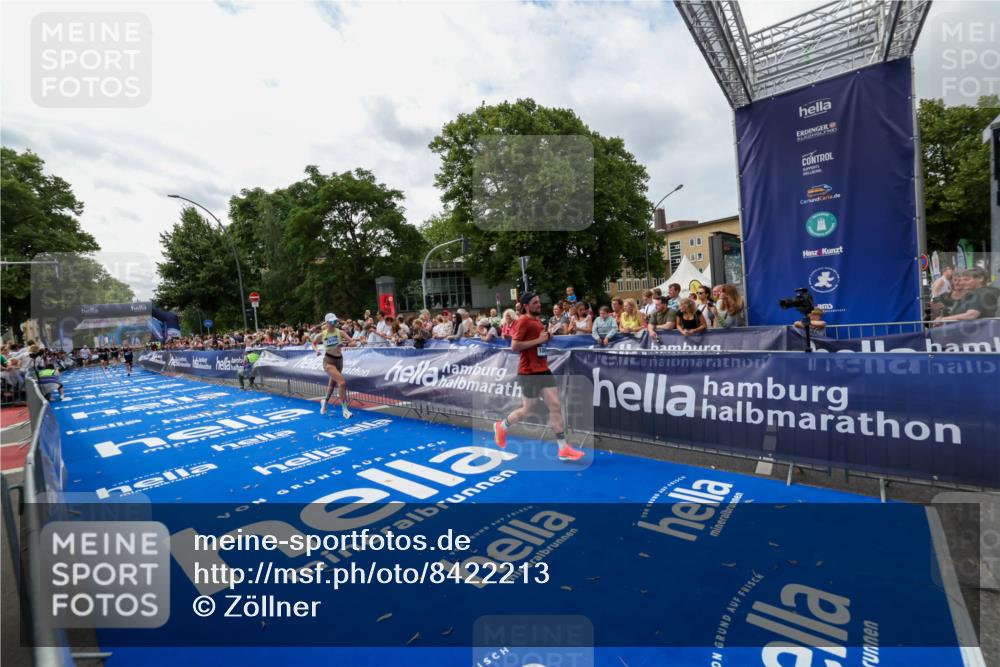 29.06.2025 - hella hamburg halbmarathon Zöllner http://msf.ph/oto/8422213 29.06.2025 10:32:24 Ziel 7845, 10484, 10876, 16065 meine-sportfotos.de