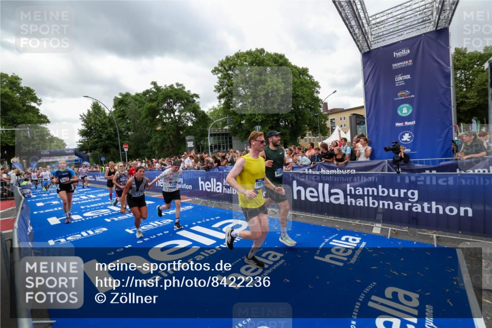29.06.2025 - hella hamburg halbmarathon Zöllner http://msf.ph/oto/8422236 29.06.2025 10:54:14 Ziel 1410, 3177, 3208, 3209, 3898, 5638, 6082, 6084, 6294, 6443, 6581, 8390, 9791, 12213, 13033, 13397, 13794, 15169, 15524, 16780, 16871 meine-sportfotos.de