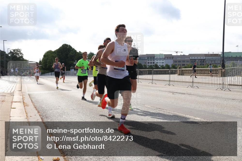 29.06.2025 - hella hamburg halbmarathon Lena Gebhardt http://msf.ph/oto/8422273 29.06.2025 09:42:39 Lombardsbrücke 11220, 5612, 2618, 5612, 7331, 7855, 9269, 10468, 11078, 11228, 12360, 13346, 13872, 13913, 14113, 14753, 14836, 15253, 16615, 17614, 18569, 18740, 19041, 19042, 19050, 19076, 19078 meine-sportfotos.de