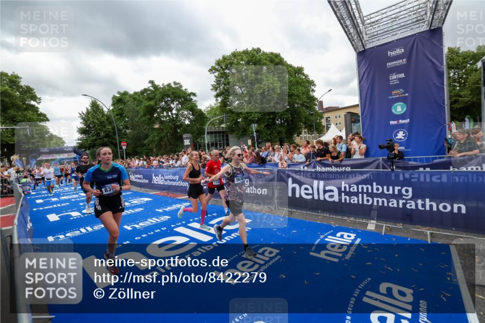 29.06.2025 - hella hamburg halbmarathon Zöllner http://msf.ph/oto/8422279 29.06.2025 10:54:16 Ziel 3103, 3177, 3861, 3898, 5638, 6082, 6084, 6294, 6443, 7274, 8223, 8390, 9791, 12213, 13033, 13397, 13794, 15169, 15524, 16527, 16780, 17087 meine-sportfotos.de