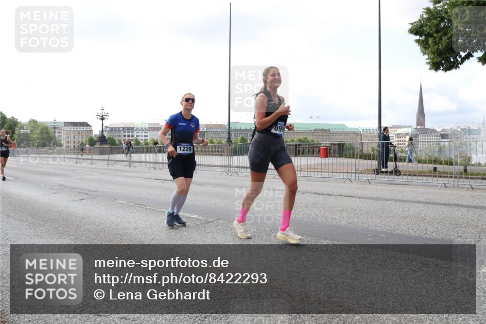 29.06.2025 - hella hamburg halbmarathon Lena Gebhardt http://msf.ph/oto/8422293 29.06.2025 10:05:57 Lombardsbrücke 1229, 890, 1229, 1448, 1830, 1842, 1936, 2471, 2540, 2624, 3062, 3461, 3929, 4169, 4542, 4782, 5431, 5762, 6014, 7138, 7741, 8051, 8316, 8894, 8909, 9339, 9361, 9477, 9736, 9737, 9738, 9917, 10343, 10781, 10791, 10998, 11958, 13042, 13054, 13481, 14369, 14465, 14642, 14987, 15229, 15766, 15772, 16441, 16687, 17239, 17731, 17740, 17746, 17885, 18768, 18857, 18966, 18973, 19248 meine-sportfotos.de
